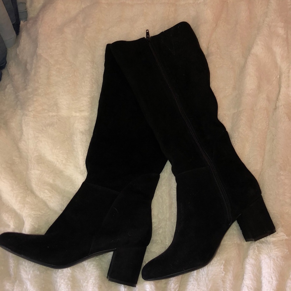 Black heeled boots